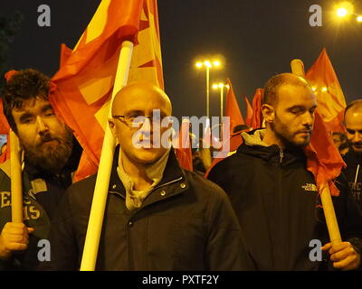 Athen, Griechenland. 23 Okt, 2018. Die KKE (Kommunistische Partei Griechenlands) organisiert eine Anti-kriegs-Kundgebung in Athen gegen Krieg und die Hilfe der griechischen Regierung in der NATO. Credit: George Panagakis/Pacific Press/Alamy leben Nachrichten Stockfoto