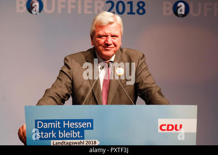 Dieburg, Deutschland. 23 Okt, 2018. Volker Bouffier, Minister Präsident des deutschen Bundeslandes Hessen, spricht an der Wahl Rallye. Die deutsche Bundeskanzlerin Angela Merkel besuchte eine politische Kundgebung ihrer CDU in Dieburg vor der bevorstehenden Landtagswahl in Hessen. Mit weniger als eine Woche bis zur Wahl gehen, die CDU ist immer noch die Umfragen, aber Gas verloren mehr als 10% im Vergleich zu den letzten Wahlen. Quelle: Michael Debets/Pacific Press/Alamy leben Nachrichten Stockfoto