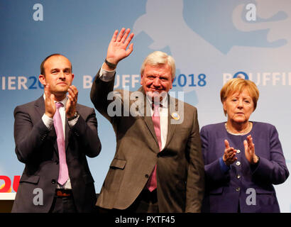 Dieburg, Deutschland. 23 Okt, 2018. Kommunalwahl Kandidat Lutz Kohler, Volker Bouffier, der Ministerpräsident des deutschen Bundeslandes Hessen, und Angela Merkel, die Kanzlerin von Deutschland, sind bei der Wahl zu sammeln von links nach rechts. Die deutsche Bundeskanzlerin Angela Merkel besuchte eine politische Kundgebung ihrer CDU in Dieburg vor der bevorstehenden Landtagswahl in Hessen. Mit weniger als eine Woche bis zur Wahl gehen, die CDU ist immer noch die Umfragen, aber Gas verloren mehr als 10% im Vergleich zu den letzten Wahlen. Quelle: Michael Debets/Pacific Press/Alamy leben Nachrichten Stockfoto