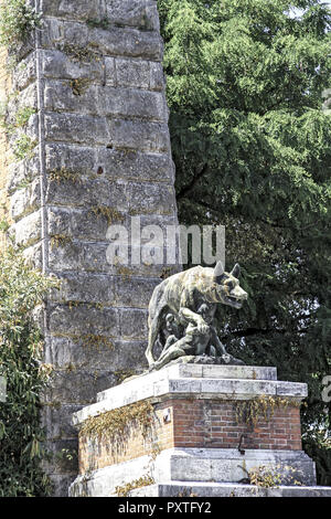 Italien, Toskana, Siena, Wölfin säugt Romulus und Remus, Stadtmauer, Italien, Toskana, Wölfin säugt Romulus und Remus, die Stadtmauer, Romulus, und, Stockfoto