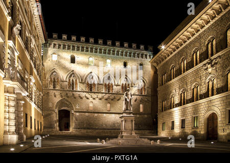 Italien, Toskana, Siena, die Banca Monte dei Paschi di Siena, Palazzo Salimbeni mit Statue des Kanonikers Sallustion Bandini, Italien, Toskana, Palazzo Sali Stockfoto