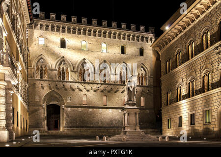 Italien, Toskana, Siena, die Banca Monte dei Paschi di Siena, Palazzo Salimbeni mit Statue des Kanonikers Sallustion Bandini, Italien, Toskana, Palazzo Sali Stockfoto