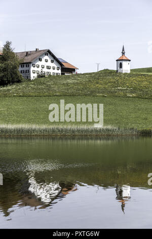 Bauernhof bin Hegratsriedersee bei Füssen, Ostallgäu, Allgäu, Bayern, Deutschland, Bauernhof neben Hegratsrieder See in der Nähe von Füssen, Ostallgäu, Allgaeu, bis Stockfoto