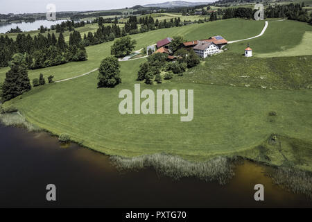 Bauernhof bin Hegratsriedersee bei Füssen, Ostallgäu, Allgäu, Bayern, Deutschland, Bauernhof neben Hegratsrieder See in der Nähe von Füssen, Ostallgäu, Allgaeu, bis Stockfoto