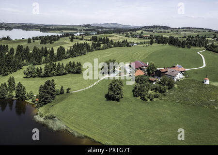 Bauernhof bin Hegratsriedersee bei Füssen, Ostallgäu, Allgäu, Bayern, Deutschland, Bauernhof neben Hegratsrieder See in der Nähe von Füssen, Ostallgäu, Allgaeu, bis Stockfoto