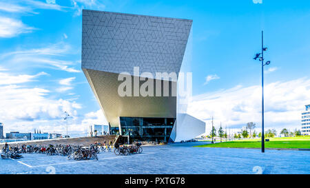 Das futuristische Gebäude Form der Eye Film Museum und das Gebäude der Amsterdam Aussichtsturm am nördlichen Ufer des Hafens namens Het IJ, Holland Stockfoto