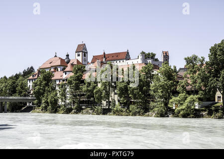 Füssen am Lech im Allgaäu, Bayern Deutschland, Füssen am Lech, Stadtblick, Schloss, barocke Kirche St. Mang, Allgäu, Bayern, Deutschland, Altstadt, ar Stockfoto