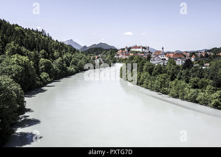 Füssen am Lech im Allgaäu, Bayern Deutschland, Füssen am Lech, Stadtblick, Schloss, barocke Kirche St. Mang, Allgäu, Bayern, Deutschland, Altstadt, ar Stockfoto