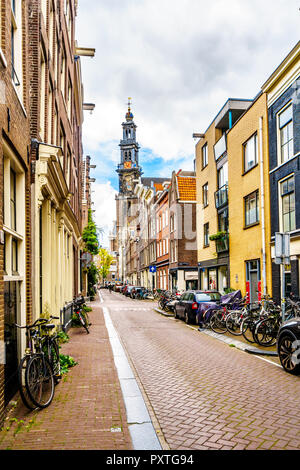 Die schmale Bloemstraat im Jordaan Viertel in der Altstadt von Amsterdam mit der Westertoren in der Nähe des Anne Frank Hauses in Holland Stockfoto