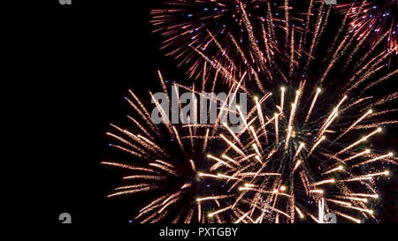 Buntes Feuerwerk am Nachthimmel, bunten Feuerwerk in den Nachthimmel, Feuerwerk, Pyrotechnik, Feuerwerkskörper, Bunt, farbenfroh, Sylvester, Neujahr, Stockfoto