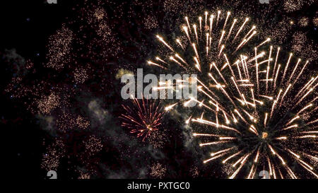 Buntes Feuerwerk am Nachthimmel, bunten Feuerwerk in den Nachthimmel, Feuerwerk, Pyrotechnik, Feuerwerkskörper, Bunt, farbenfroh, Sylvester, Neujahr, Stockfoto