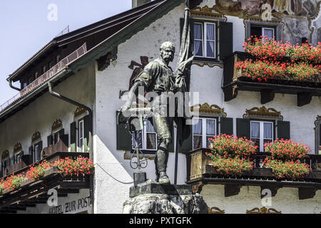Schmied von Kochel Denkmal Vor Dem Gasthof Zu Post, Kochel bin, siehe, Oberbayern, Bayern, Deutschland Stockfoto