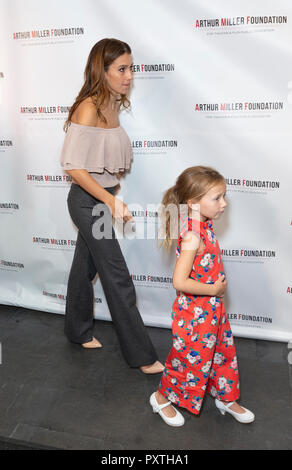 Hilaria Baldwin und Carmen Gabriela Baldwin besuchen 2018 Arthur Miller Stiftung würdigt Gala im City Winery (Foto von Lew Radin/Pacific Press) Stockfoto