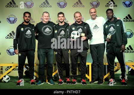 New Delhi, Indien. 22 Okt, 2018. Shahnawaz Bashir, Dave Thomas (Geschäftsführer der adidas Gruppe, Indien), Dänisch Farooq, Dave Robertson (Manager), Sean Van Wyk (Senior Marketing Director bei adidas Indien) & Loveday Enyinnaya (Kapitän) in der offiziellen Pressemitteilung der adidas Indiens Partnerschaft mit echten Kaschmir Football Club (RKFC Credit: Jyoti Kapoor/Pacific Press/Alamy leben Nachrichten Stockfoto