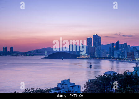 Gwangan Bridge und die Skyline von Haeundae in Busan Stockfoto