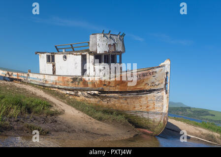 Point Reyes, CA, EUA - 25. MÄRZ 2016: Verlassene Boot in Point Reyes in Tomales Bay, nördlich von San Francisco. Stockfoto