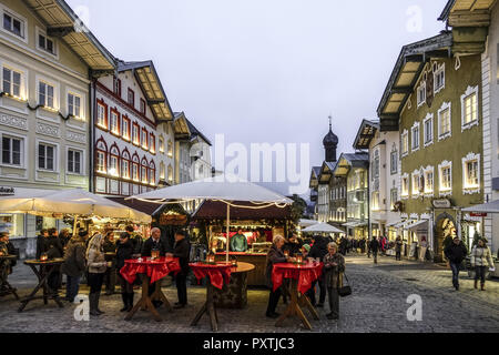 Weihnachtsmarkt in Bad Tölz, Bayern, Deutschland, Weihnachtsmarkt in Bad Tölz, Bayern, Deutschland, Christkindlmarkt, Weihnachtsmarkt, Bad Tölz, obere Stockfoto