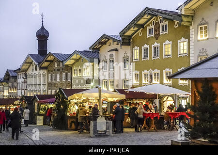 Weihnachtsmarkt in Bad Tölz, Bayern, Deutschland, Weihnachtsmarkt in Bad Tölz, Bayern, Deutschland, Christkindlmarkt, Weihnachtsmarkt, Bad Tölz, obere Stockfoto