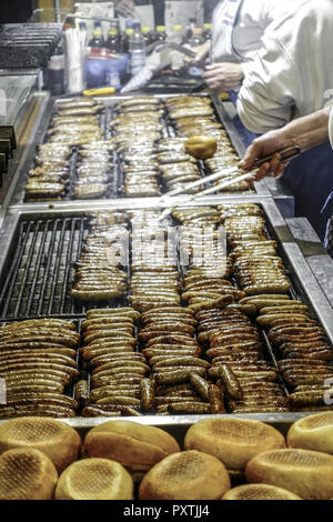 Nürnberger Bratwürste auf dem Grill, Weihnachtsmarkt, Christkindlesmarkt in Nürnberg, Hauptmarkt, Altstadt, Mittelfranken, Franken, Bayern, alle Informationen über Stockfoto