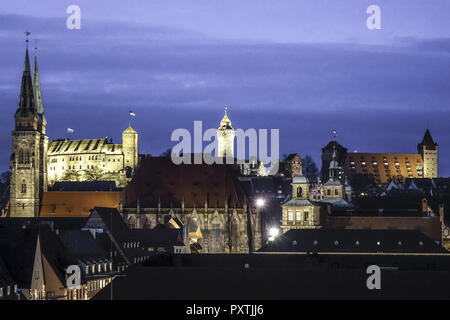 Sebalduskirche und Kaiserburg bei Nacht, Nürnberg, Mittelfranken, Franken, Bayern, Deutschland, Europa, St, Sebaldus Kirche und der Nürnberger Burg bei N Stockfoto