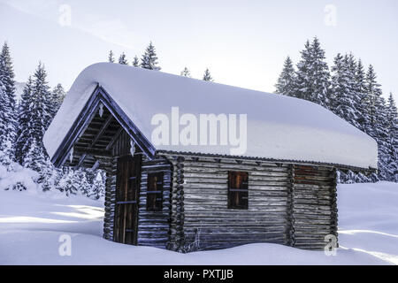 Hütte in Einer Schneelandschaft Bei Elmau, Oberbayern, Bayern, Deutschland, Europa. Stockfoto