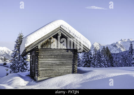 Hütte in Einer Schneelandschaft Bei Elmau, Oberbayern, Bayern, Deutschland, Europa. Stockfoto