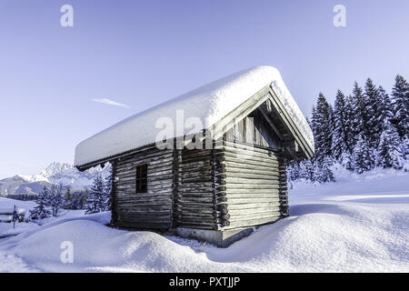 Hütte in Einer Schneelandschaft Bei Elmau, Oberbayern, Bayern, Deutschland, Europa. Stockfoto