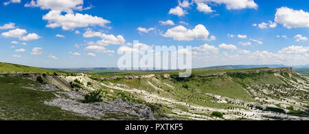 Berglandschaft mit Blick auf die AK-Kaya Berg auf der Krim gegen die blauen. Stockfoto