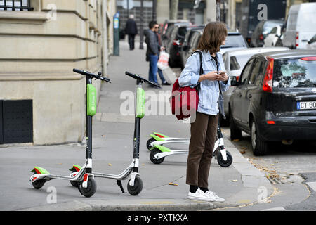 Elektroroller auf Pflaster von Paris - Frankreich Stockfoto