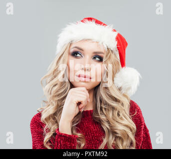 Woman in santa hut Porträt. Weihnachten und Neues Jahr Partei Stockfoto