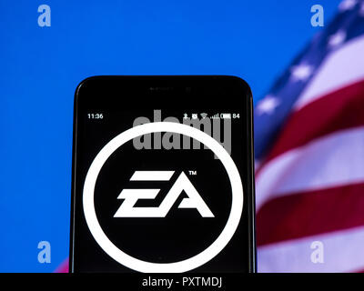 Electronic Arts Inc. Logo auf dem Smartphone angezeigt. Electronic Arts Inc. ist ein US-amerikanischer Video Game Company, die Firma war ein Pionier der frühen Home computer spiele Industrie und wurde geprägt durch die Förderung der Designer und Programmierer verantwortlich für die Spiele. Stockfoto