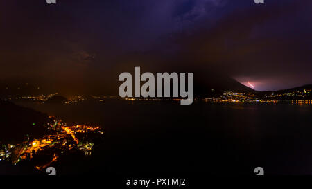 Gewitter über den Comer See in die italienischen Berge bei Nacht Stockfoto