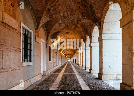 Arcade in den königlichen Palast von Aranjuez, Madrid. Fluchtpunkt, Perspektive Stockfoto