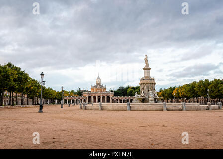 Malerischer Blick auf mariblanca Square ein Heiliger Antonius von Padua Kirche in Aranjuez bei Sonnenaufgang Stockfoto