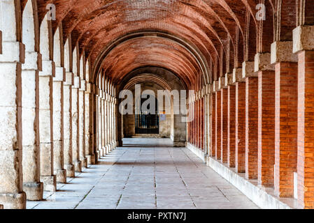 Arcade in den königlichen Palast von Aranjuez, Madrid. Fluchtpunkt, Perspektive Stockfoto