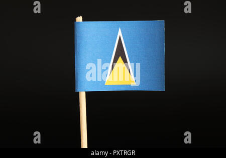 Eine offizielle Flagge von Saint Lucia auf Zahnstocher und auf schwarzem Hintergrund. Der Staat im karibischen Meer auf Nordamerika kontinent. Offizielle Nationale Stockfoto