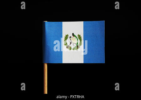 Eine schöne originale Flagge Guatemala auf Holzstab auf schwarzem Hintergrund. Guatemala ist ein Land zwischen Pazifik und Atlantik. Flagge conta Stockfoto