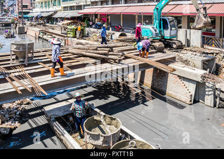 Bangkok, Thailand - 25. September 2018: Bauarbeiter an einem Kanal, Chinatown, Bangkok, Thailand Stockfoto