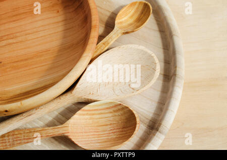 Holz- Besteck, Teller und Löffel auf Holz- Hintergrund. Ansicht von oben. Rustikale Einrichtung. Stockfoto
