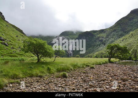 Glen Nevis Tal mit Steall Waterfall, genannt ein Verbot oder Steall Steall Falls, zweithöchste in Schottland, Fort William, Lochaber, Highlands, United K Stockfoto