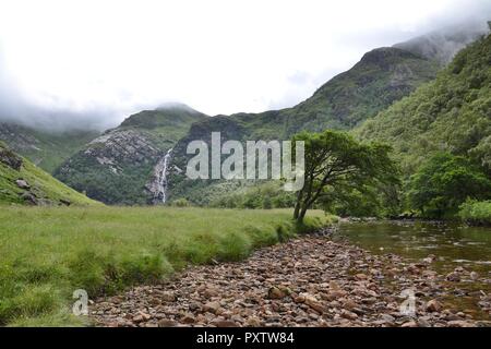 Glen Nevis Tal mit Steall Waterfall, genannt ein Verbot oder Steall Steall Falls, zweithöchste in Schottland, Fort William, Lochaber, Highlands, United K Stockfoto