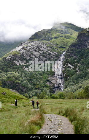 Glen Nevis Tal mit Steall Waterfall, genannt ein Verbot oder Steall Steall Falls, zweithöchste in Schottland, Fort William, Lochaber, Highlands, United K Stockfoto