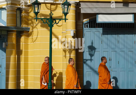 Am frühen Morgen, Mönche Resident in Wat Mahathat Spaziergang, vorbei an einem der alten Gebäude in der Nähe von Wat Phra Kaew, in der Altstadt von Bangkok, Thailand Stockfoto