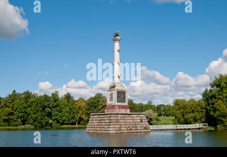 TSARSKOYE Selo, St.-Petersburg, Russland - 22. AUGUST 2018: Die chesme Spalte über den großen Teich in die Catherine Park. Summer View Stockfoto