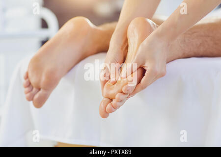 Fuß Massage im Massageraum. Stockfoto