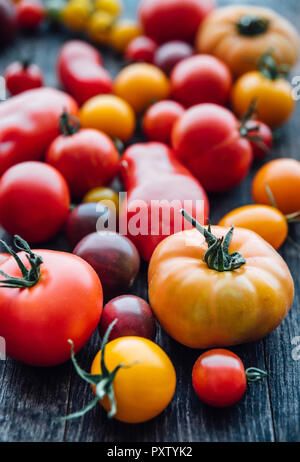 Verschiedene Sorten von Tomaten auf Woodden Hintergrund Stockfoto