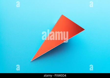 Dreieck geformt Spiegel auf hellblau Boden, 3D-Rendering Stockfoto