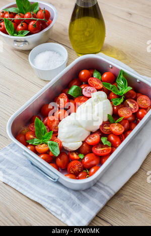 Italienisches Essen, Caprese, Mozzarella und Tomaten und Basilikum Stockfoto