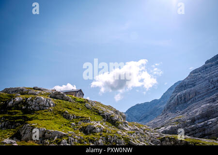 Österreich, Salzburg Land, Loferer Steinberge, Bergwelt mit Berghütte Stockfoto