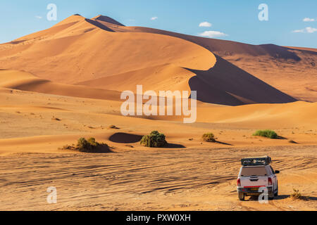 Afrika, Namibia, deert, Namib Naukluft National Park, Off-Road-Fahrzeug vor dem Sand dune 'Big Daddy' Stockfoto